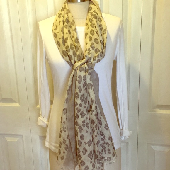 Banana Republic Pretty animal print scarf - Picture 2 of 4